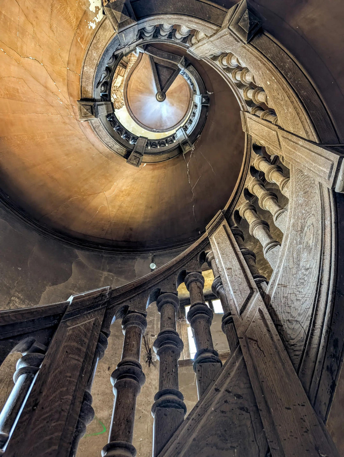 Quand la lumière dorée révèle un château oublié